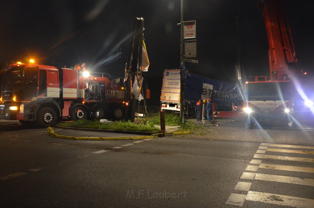 VU LKW umgestuerzt Feldkassel Industriestr Robert Boschstr P275.JPG